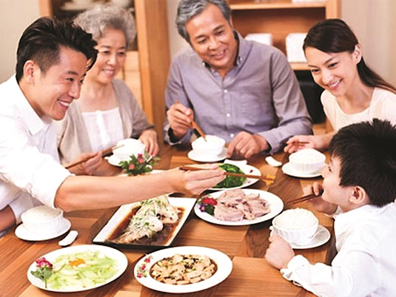 Thói quen gắp thức ăn cho nhau gia tăng nguy cơ lây nhiễm HP dạ dày