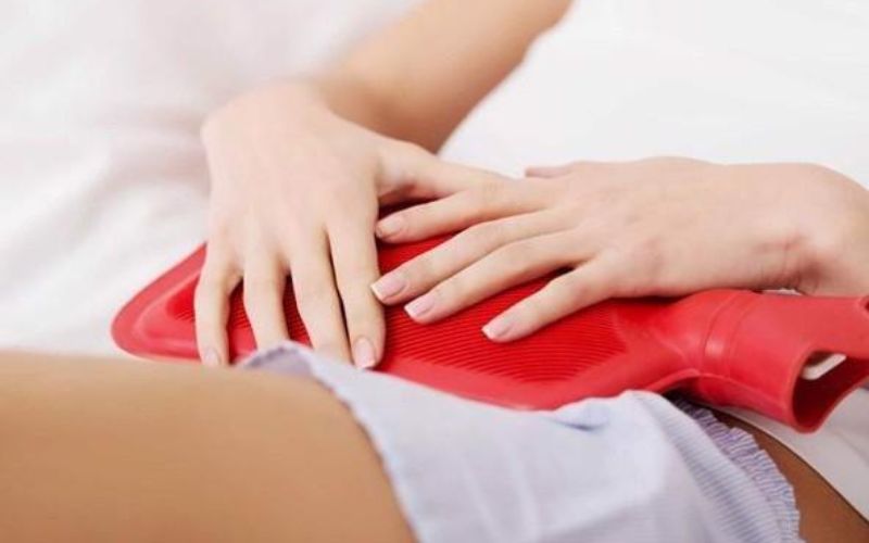 Chườm ấm để giảm nhanh cảm giác đau bụng bị đau dạ dày có nên uống sữa không