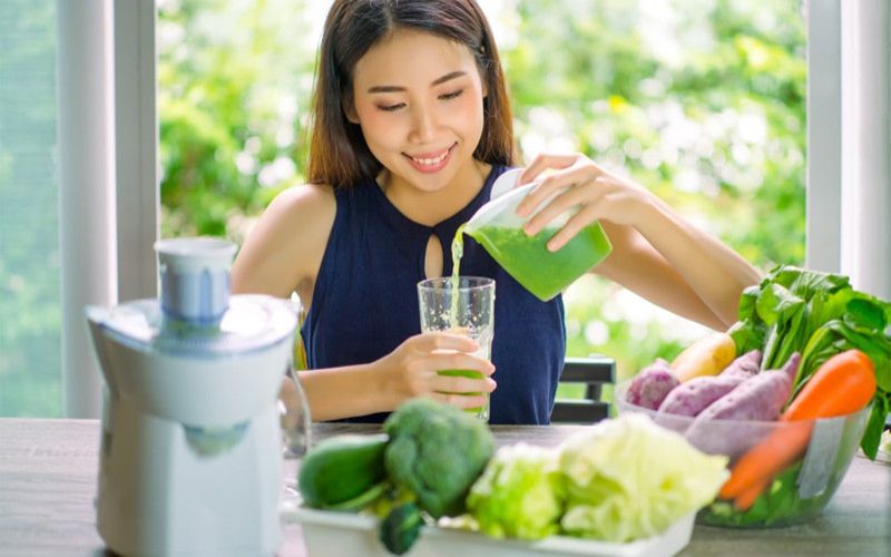 Việc uống nước ép hay ăn trái cây là tùy vào sở thích của mỗi người