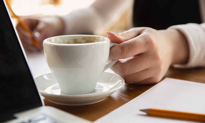 Hạn chế dùng caffeine từ cà phê, trà và thức ăn uống có ga